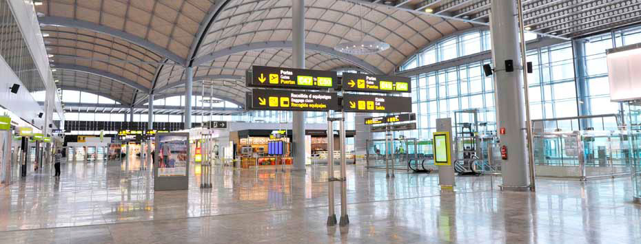 El Aeropuerto ALC está ubicado a 9 kilómetros de la ciudad de Alicante. 