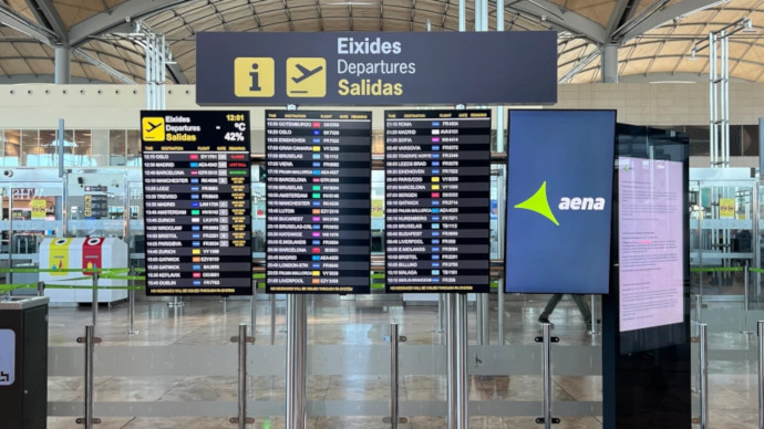 El Aeropuerto ALC está ubicado a 9 kilómetros de la ciudad de Alicante. 